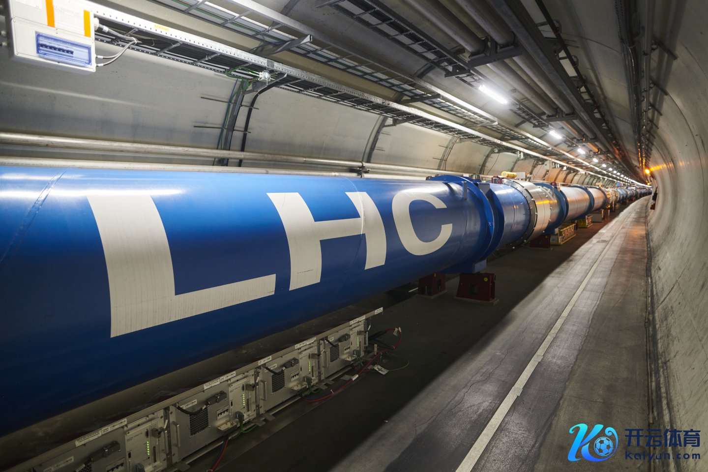 LHC偶极磁体链© 2021 欧洲核子商榷中心（CERN）